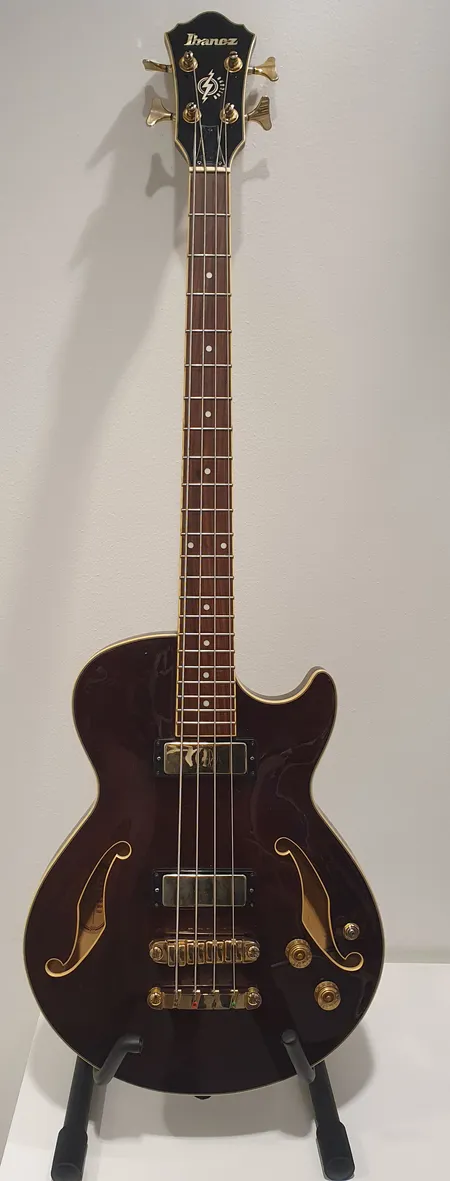 Elektroakustinen basso, Ibanez Artcore, AGB200-TBR-12-01, sr. S07033219, Made in China, käytön jälkiä, mikrofonivalitsimen hattu puuttuu, pehmeä laukku. Ei lähetetä.