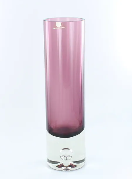 Lasimaljakko, Iittala malli 3586, signeerattu Tapio Wirkkala, pohjan reuna naarmuuntunut ja lasissa pieniä jälkiä, korkeus 19cm Lähetetään postipakettina.