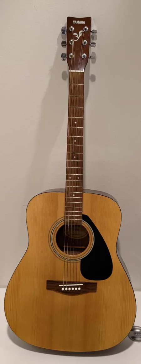 Akustinen kitara Yamaha F310, Made in Indonesia, käytön jälkiä,  pehmeä laukku, Ota yhteys panttilainaamoon kuljetusmaksuista sopimiseksi.