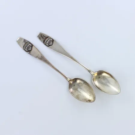 Kaksi kahvilusikkaa, kaiverrettu, pituus 122mm, 813,  Paino: 19,3 g