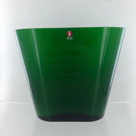 Maljakko, Ever Green, Iittala, korkeus 150mm, kaksi lohkeamaa ja iskeymiä reunassa, vihreä