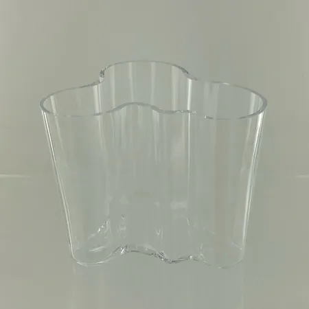 Aalto-maljakko, Iittala, korkeus 95mm, reunassa lohkeama, kirkas