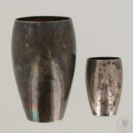 Kaksi kuppia, kaiverrettu, korkeudet 40-70mm, 813,  Paino: 55,4 g