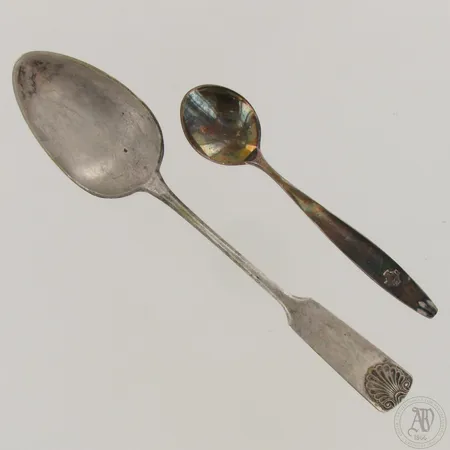 Kaksi lusikkaa, kaiverrettu, pituudet 118-180mm, 813,  Paino: 45 g