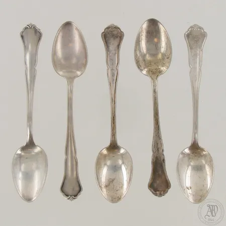 Viisi kahvilusikkaa, Chippendale, osa kaiverrettu "AK" ja käytön jälkiä, pituus 117mm, 813-830,  Paino: 61,6 g