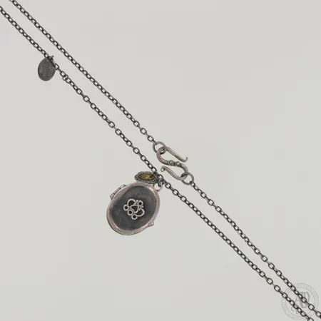 Kaulaketju medaljongilla, Lotta Djossou Paris, ketjun pituus 46,5cm ja medaljongin korkeus 25mm, 925,  Paino: 14,5 g