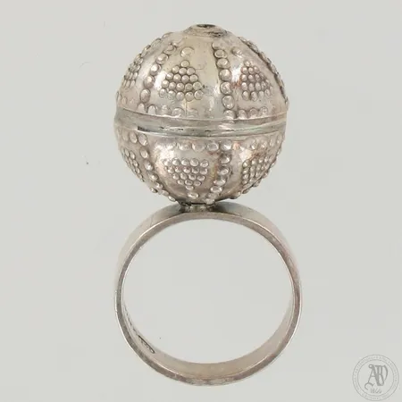Sormus, Filigraanipallosormus, Kalevala Koru, koko 17¾, vuodelta 1966, 916,  Paino: 8,2 g