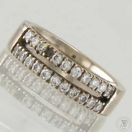 Viallinen timanttisormus 21xn.0.02ct (yksi timantti puuttuu), 750 valkokulta,  Paino: 6,4 g