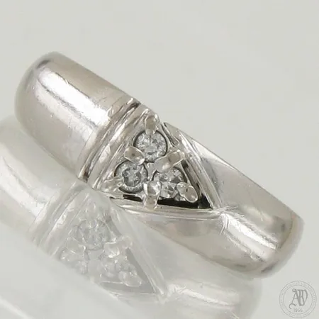 Timanttisormus 3xn.0.03ct, käytön jälkiä, koko 18, 585 valkokulta,  Paino: 4,3 g