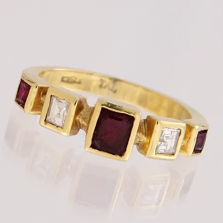 Kivisormus timanteilla 2xn.0.15ct princess-hionta, toisessa timantissa halkeama, koko 17¼, 750r,  Paino: 4,3 g