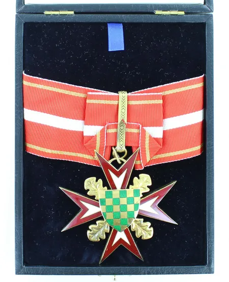 Kunniamitalli, kaiverrettu laatikko, käsintehty Robert de Caluwé, 925br, 60,8g (kuvaustekstiä muokattu 4.3.2022)