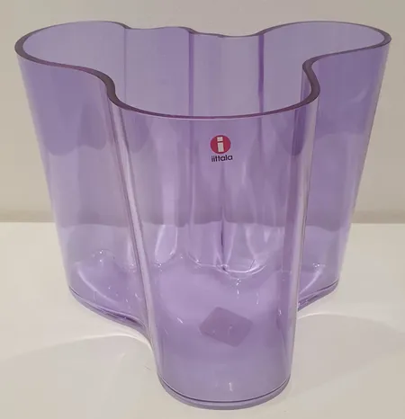 Aalto-maljakko, Iittala, Ametisti, signeeraus Alvar Aalto iittala, pohjassa käyttökulumia ja sivussa pieniä naarmuja, 160mm   