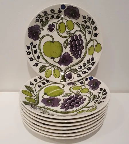 Kahdeksan ruokalautasta Arabia, Paratiisi Purppura, Design Birger Kaipiainen, pieniä käytön jälkiä, Ø 26cm