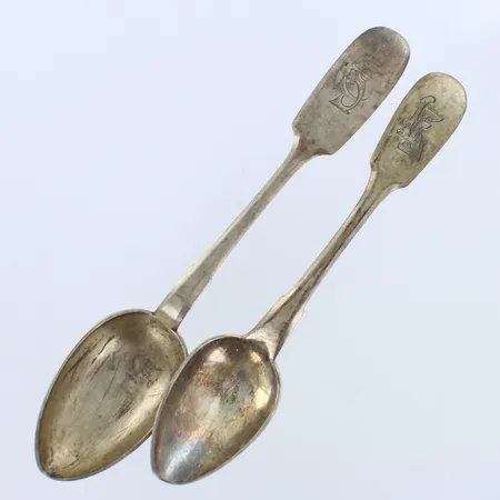 Kaksi lusikkaa, kaiverrettu, pituudet 145-165mm, 875,  Paino: 53,3 g