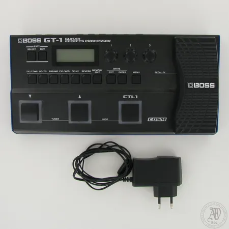 Kitaraefektiprosessori Boss GT-1 Guitar Multi-FX Pedal, käytöstä aiheutunutta kulumaa 