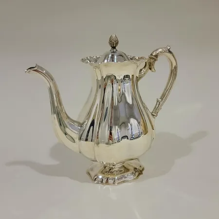 Kahvikannu, kaiverrettu, korkeus 23cm, 813,  Paino: 630,1 g
