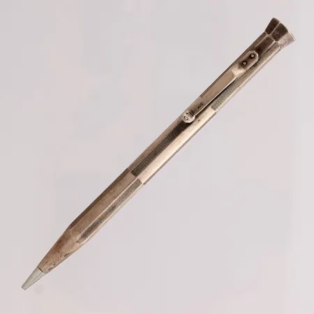 Hopeinen lyijytäytekynä, kaiverrettu, pituus 120mm, 900br Paino: 17,8 g