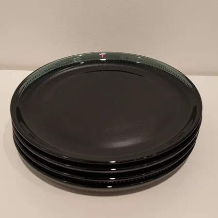 Neljä lautasta, kastehelmi, iittala,tummanharmaa, Ø25cm Lähetetään postipakettina. (kuvaustekstiä muutettu 21.03.2022)