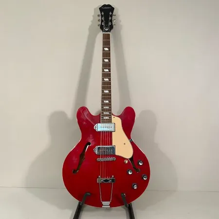 Sähkökitara Epiphone Casino SH, otelaudan alapuolelta haljennut ja laukku. 