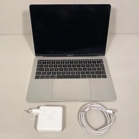 Tietokone MacBook Pro 2019, malli A1708 ja virtajohto. Pientä käytön jälkeä.   