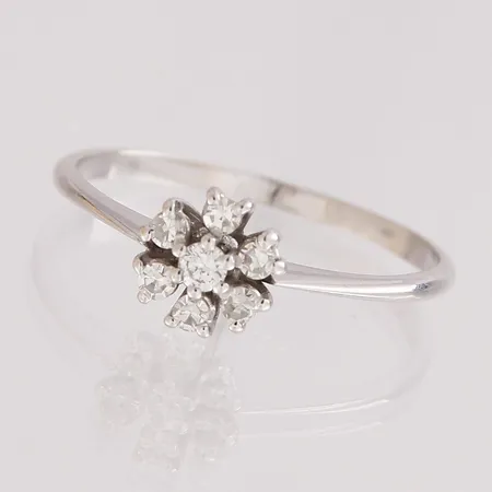 Timanttisormus 1xn0.05ct 6xn.0.02ct, koko 17½, 750 valkokulta,  Paino: 1,5 g