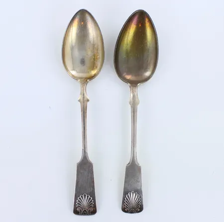 Kaksi jälkiruokalusikkaa, kaiverrettu, pituus 165mm, 813,  Paino: 57 g