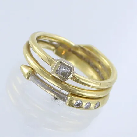 Timanttisormus 1xn.0.10ct prinsessahiontainen timantti missä lohkeama ja 3xn.0.01ct, koko 16¾, leimaamaton 750 kelta- ja valkokulta,  Paino: 6,9 g
