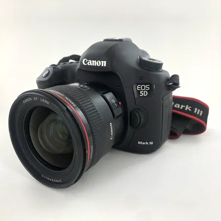 Järjestelmäkamera Canon EOS 5D Mark III, objektiivi Canon EF 24mm 1:1.4 L, Hähnel Giga T Pro II etälaukaisin, Canon Speedlite 430EX II lisäsalama ja laturi (Lisäosia ei testattu) 