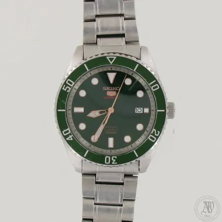 Teräsrannekello Seiko 5 Sporta 100M, automaatti, ref. 4R35-02D023 Jewels, rungon Ø 43mm, rannekkeen pituus 185mm, käytön jälkiä ja lasissa naarmuja