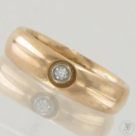 Timanttisormus 1xn.0.06ct, kaiverrettu ja käytön jälkiä, koko 17, rungon leveys 5mm, Käsityö- leima, tekijäleima AuC, 585,  Paino: 6,3 g