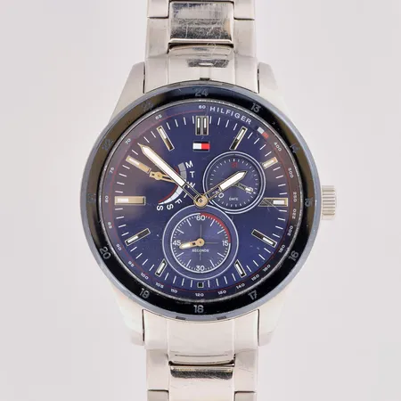 Teräsrannekello, Tommy Hilfiger, quartz, rungon Ø 44mm, lasissa naarmuja, rannekkeen pituus 200mm