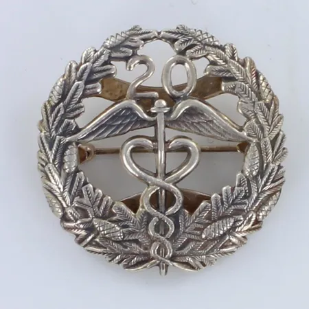 Keskuskauppakamarin ansiomerkki 2 vuotta, korkeus 34mm ja leveys 35mm, 830 ,  Paino: 6 g