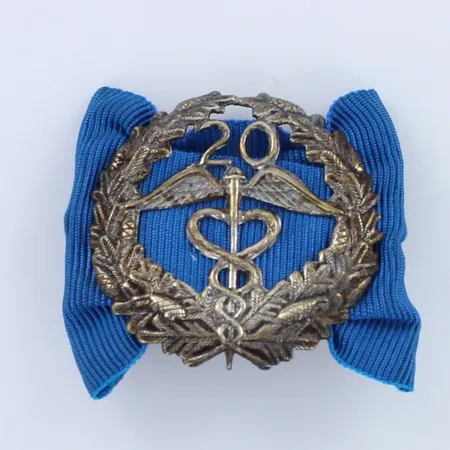 Keskuskauppakamarin ansiomerkki 20 vuotta, korkeus 34mm ja leveys 49mm, 830br,  Paino: 7,1 g
