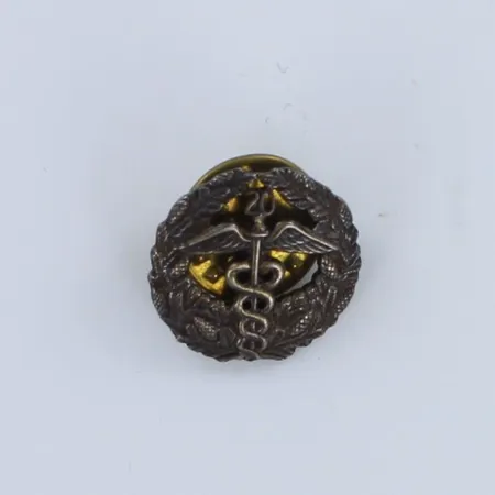 Keskuskauppakamarin ansiomerkkipinssi 20 vuotta, Ø 16mm, tausta metallia, 830br,   Paino: 2,4 g