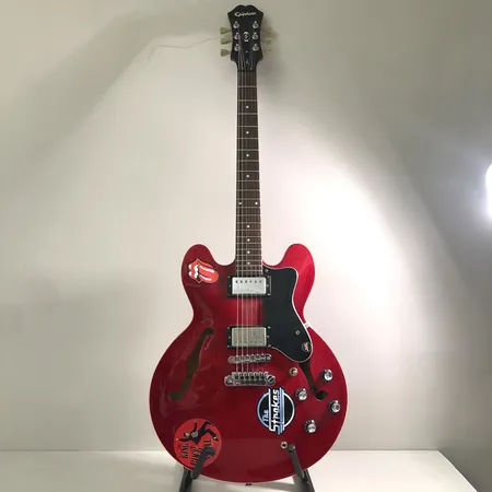 Sähkökitara Epiphone DOT CH, sarjanumero EE 07120055, kova laukku. Ota yhteys panttilainaamoon kuljetusmaksuista sopimiseksi. 