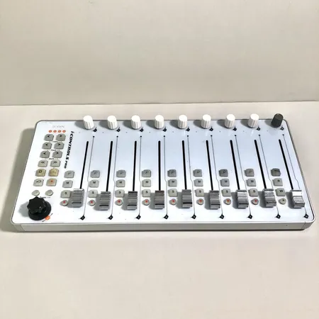 iCON i-Controls Pro Motorized Control Surface, virtajohto. Käytöstä aiheutunutta kulumaa.  