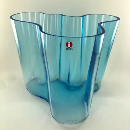 Aalto-maljakko, Iittala, design Alvar Aalto, laserkaiverrus, korkeus 160mm, vaaleansininen