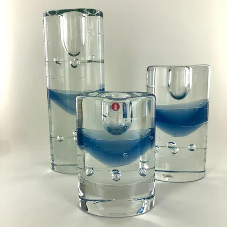 Kolme kynttilänjalkaa Arktia, Iittala, design Timo Sarpaneva, korkeudet 105mm, 130mm ja 195mm. 