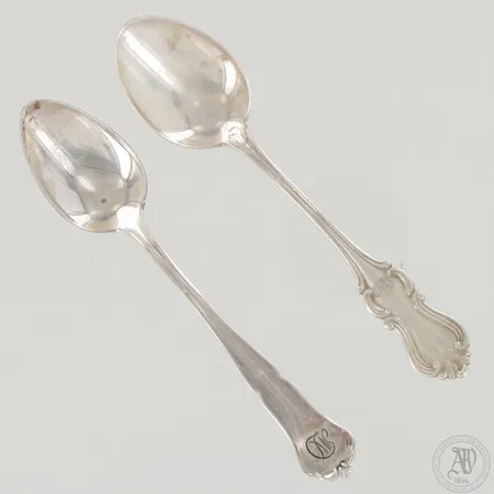 Kaksi kahvilusikkaa, toinen kaiverrettu ja molemmissa käytön jälkiä, pituudet 117mm, 813-830,  Paino: 26 g