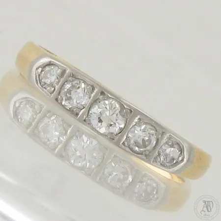 Timanttisormus 2xn.0.05ct 2xn.0.09ct 1xn.0.18ct (vanhahiontaisia ja kuletit hiottu), pieniä käytön jälkiä, koko 18, 750,  Paino: 3,8 g