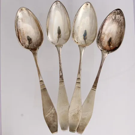 Neljä lusikkaa, Matta, kaiverrettu, pituus 175mm, vuodelta 1925-1926, 813,  Paino: 119 g