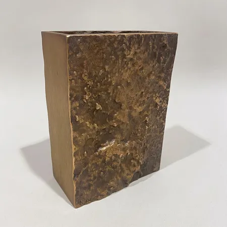 Maljakko, signeerattu K.Blomqvist, korkeus 160x115x70mm, kaiverrettu, pronssia Lähetetään postipakettina.
