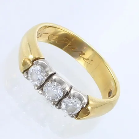 Timanttisormus 3xn.0.15ct, kaiverrettu, koko 17½, 750 kelta- ja valkokulta,  Paino: 5,9 g