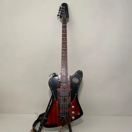 Sähköbasso Epiphone Thunderbird, 0903180792, valmistusmaa Kiina, käytöstä aiheutunutta kulumaa. 
