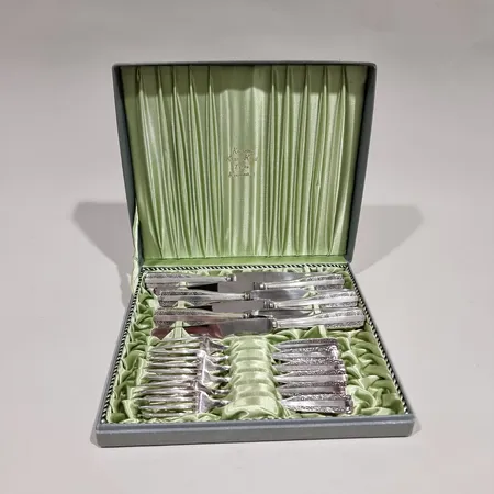 Kuusi haarukkaa ja veistä, Puola, pituudet 180-223mm, 800 ja 800br, painot 253,5g ja 440,8g, yhteensä 