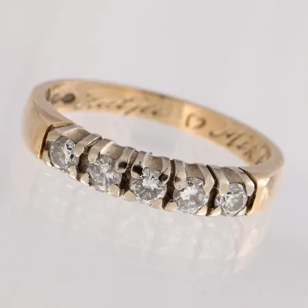 Timanttisormus 5xn.0.05ct joista 1 murtunut, koko 16½, kaiverrettu, 585br kelta- ja valkokulta, Paino: 2,6 g