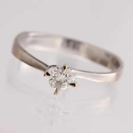 Timanttisormus 1xn.0.17ct, timanttissa särö (viallinen), koko 17¾, 750 valkokulta,  Paino: 2,5 g