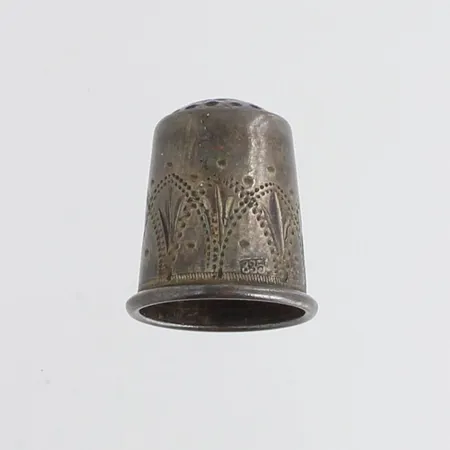 Sormustin kivellä, kaiverrettu, korkeus 18mm, 835br,  Paino: 3 g