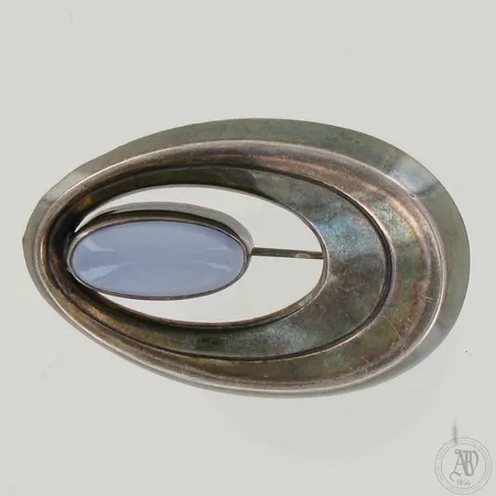 Kivirintakoru, korkeus 30mm ja leveys 45mm, vuodelta 1963, 813br,  Paino: 8,8 g