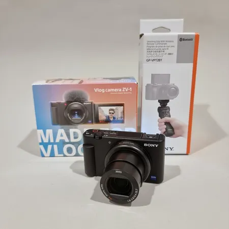 Digikamera, Sony ZV-1 -VLOG ja Sony GP-VPT2BT -kuvauskädensija ja langaton kauko-ohjain, ostokuitti, laatikot ja manuaalit